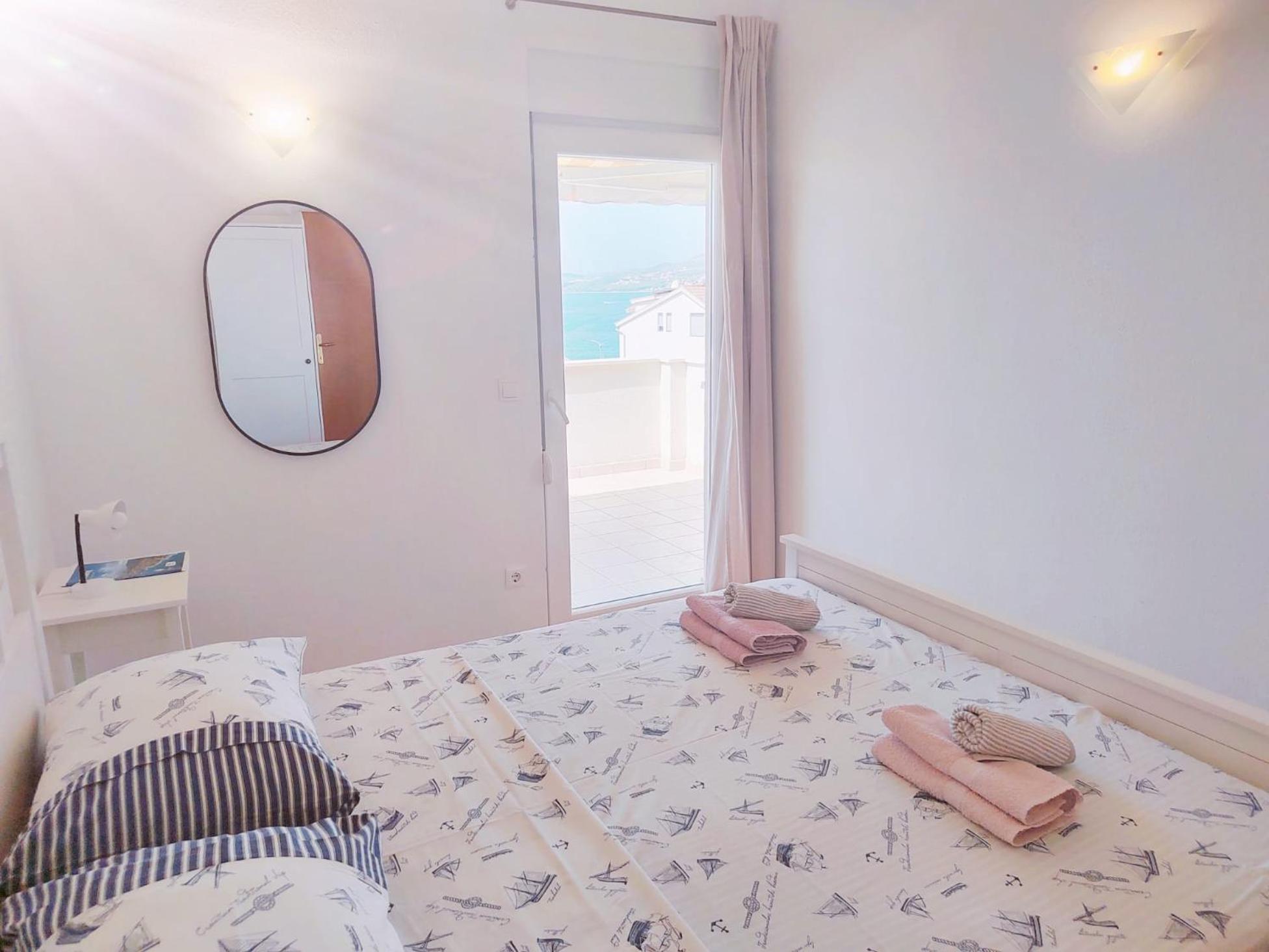 T&T Sea View Apartments Trogir Eksteriør billede